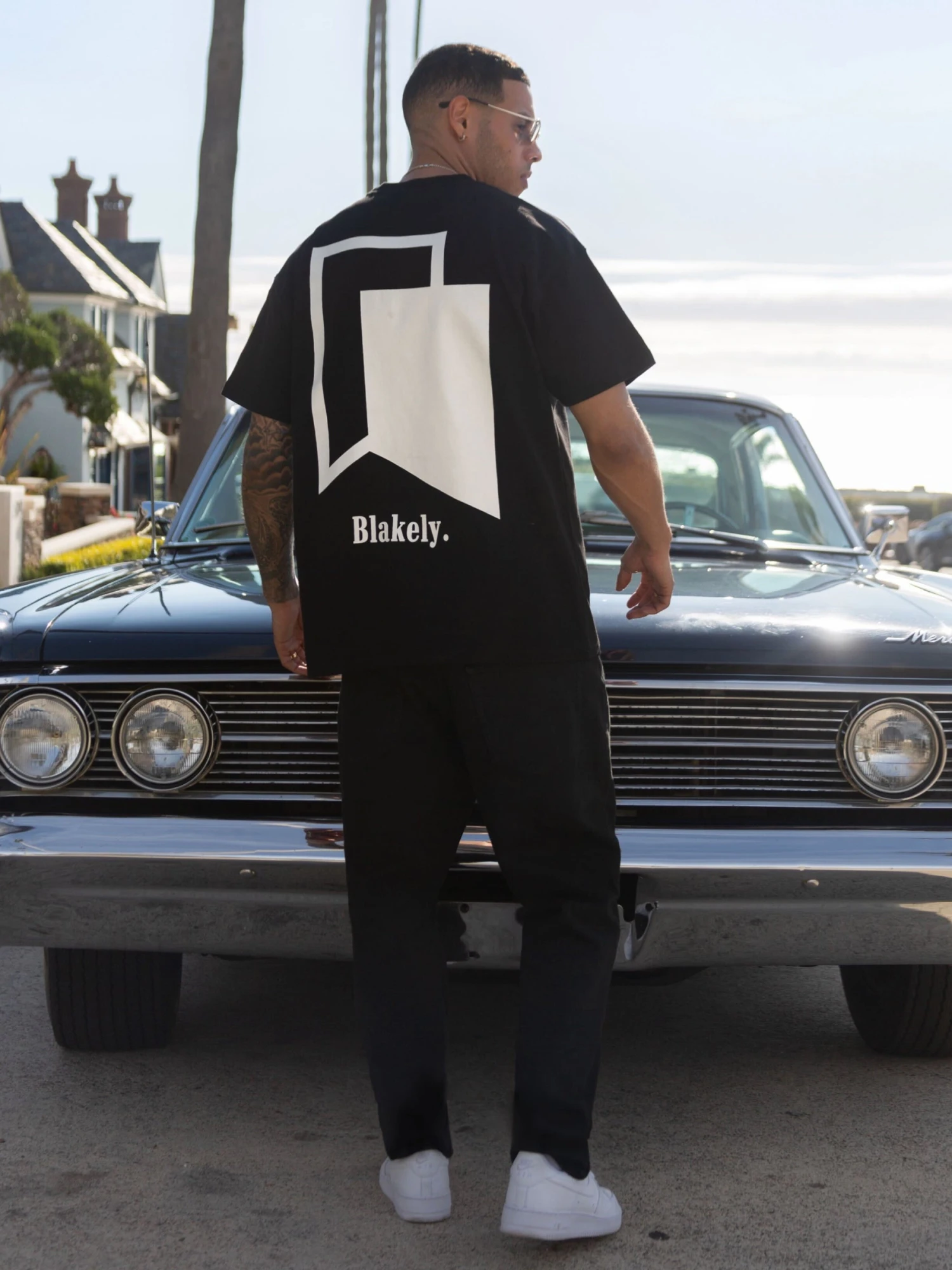 Revolve Relaxed T-Shirt - Black 4 Revolve Relaxed T-Shirt - Black - Image 2