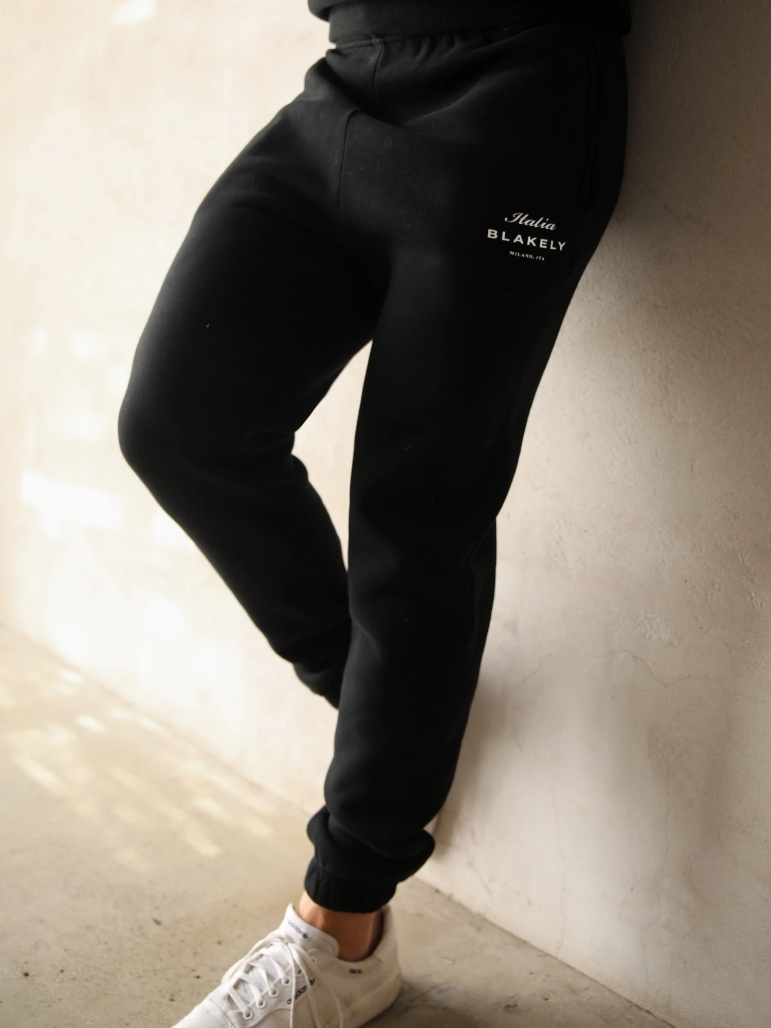 Italia Relaxed Sweatpants - Black 4 Italia Relaxed Sweatpants - Black - Image 2